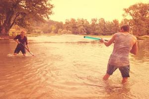 giovane uomini avendo divertimento con acqua pistole foto