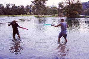 giovane uomini avendo divertimento con acqua pistole foto