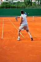 uomo giochi tennis all'aperto foto