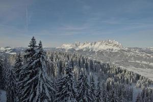 paesaggio montano invernale foto