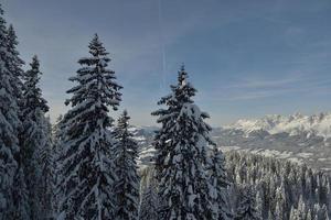 paesaggio montano invernale foto