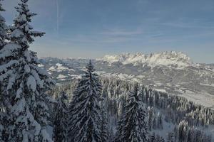 paesaggio montano invernale foto