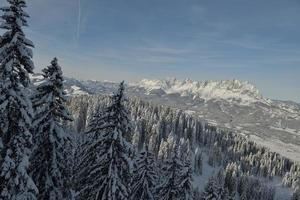 paesaggio montano invernale foto