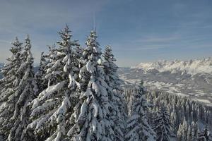 paesaggio montano invernale foto