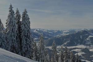 paesaggio montano invernale foto