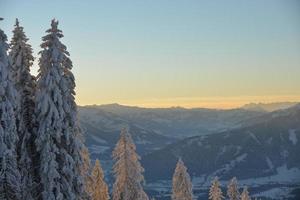 paesaggio montano invernale foto