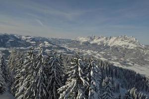 paesaggio montano invernale foto