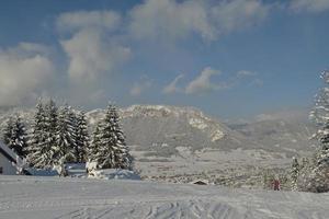 paesaggio montano invernale foto