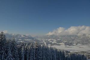 paesaggio montano invernale foto