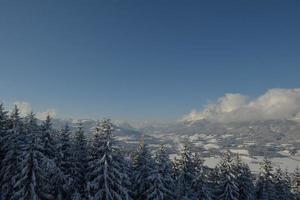 paesaggio montano invernale foto