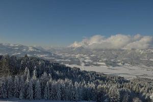 paesaggio montano invernale foto