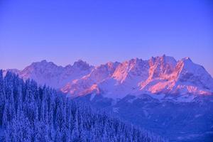 paesaggio invernale di montagna foto