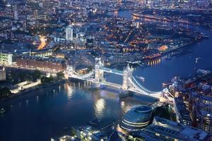 Londra di notte con architetture urbane e tower bridge foto