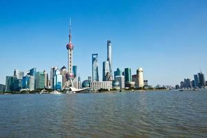 bellissimo paesaggio urbano di shanghai sotto il cielo blu