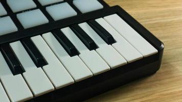 dispositivo di sintetizzatori di suoni controller midi per produttore di musica edm. foto