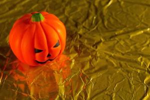 la zucca di halloween jack nell'immagine di sfondo vacanza oro. foto