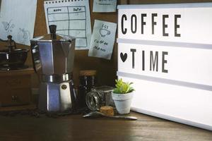 caffè torrefattore vintage su tavola di legno. foto