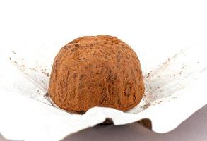 cioccolato tartufo nel un' semisviluppato involucro. delizioso caramella. foto