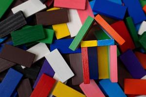 il domino multi colore costruire casa su tavola di legno immagine. foto