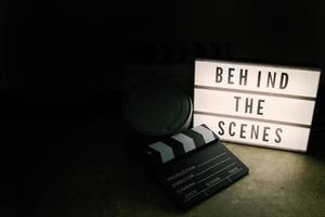 la scatola luminosa del cinema con contenuto cinematografico in tonalità scura. foto