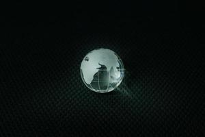 palla di vetro pianeta terra su sfondo nero. foto