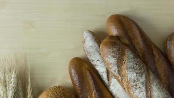 avena di frumento pane su sfondo di legno immagine. foto