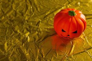 la zucca di halloween jack nell'immagine di sfondo vacanza oro. foto