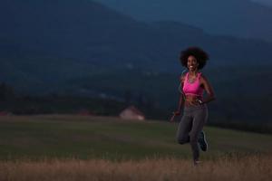 giovane africano americano donna jogging nel natura foto