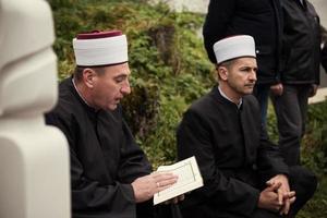 Corano santo libro lettura di imam su islamico funerale foto