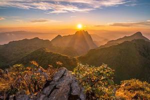 il bellissimo tramonto al di sopra di doi luang chiangdao il terzo massimo montagne nel Tailandia. foto