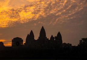 il silhouette di Angkor wat prima Alba nel siem raccogliere Provincia di Cambogia. Angkor wat è un' buddista tempio complesso nel Cambogia e è il maggiore religioso monumento nel il mondo. foto