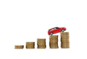 oro monete con modello auto per assicurazione e auto prestito.denaro per auto concetto su bianca sfondo. foto