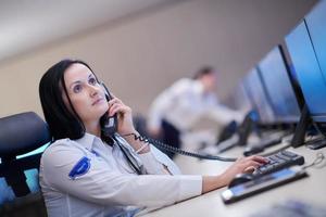 femmina sicurezza guardia operatore parlando su il Telefono foto