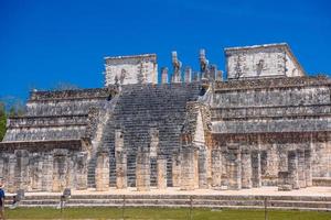 tempio dei guerrieri a chichen itza, quintana roo, messico. rovine maya vicino a cancun foto