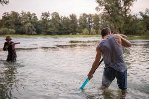 giovane uomini avendo divertimento con acqua pistole foto