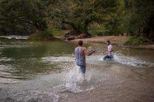 giovane uomini avendo divertimento con acqua pistole foto