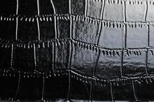 struttura di nero coccodrillo pelle nel il sfondo nel pieno schermo foto