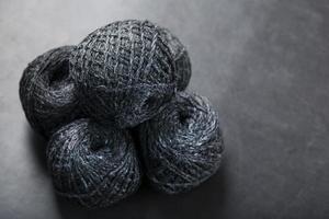 grigio filato fatto di naturale lana nel palle di filo. foto