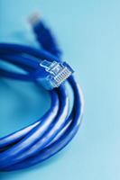 blu ethernet cavo cordone toppa cordone su un' blu sfondo con gratuito spazio foto