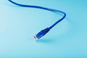 blu ethernet cavo cordone toppa cordone su un' blu sfondo con gratuito spazio foto