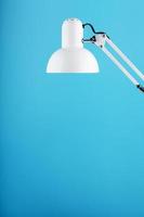 classico tavolo lampada su blu sfondo con spazio per testo e idea concetto foto