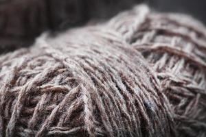 leggero Marrone lana filato fatto di discussioni nel grovigli. foto