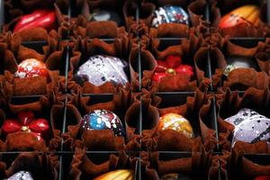 assortito fatto a mano dolce cioccolatini nel un' scatola foto