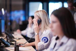 femmina sicurezza guardia operatore parlando su il Telefono foto