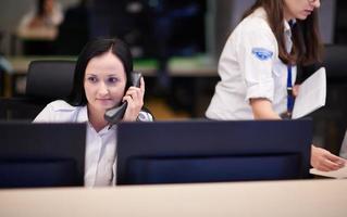 femmina sicurezza guardia operatore parlando su il Telefono foto