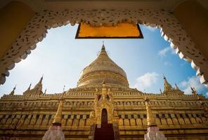 Shwezigon Paya uno di il maggior parte turista attrazione nel Bagan il vecchio impero di Myanmar. il pagoda custodisce un' numero di sacro buddista reliquie, esso è un importante pellegrinaggio luogo per buddisti. foto