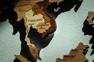 vicino su di sud-est Asia paesi come come Tailandia, Cambogia, Myanmar, Laos eccetera su di legno mondo carta geografica su il parete. foto