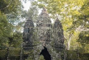 il Bayon cancello di Angkor thom il antico khmer impero nel siem raccogliere, Cambogia. foto