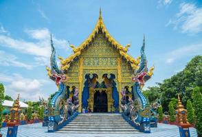 "il tempio blu" a chiang rai, altrimenti noto come "wat rong sue ten" in tailandese, lo stile dell'architettura tailandese moderna. foto