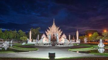 il bianca tempio nel chiang rai, altrimenti conosciuto come 'wa rong khun' nel tailandese, il bizzarro idea di tailandese nazionale artista chalermchai kositpipat. foto
